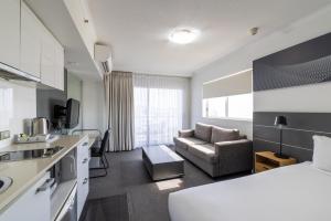 Oaks Townsville Hotel客房内的一张或多张床位