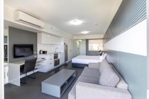 Oaks Townsville Hotel的厨房或小厨房