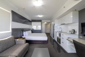 Oaks Townsville Hotel的厨房或小厨房
