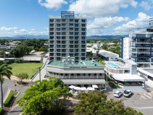 汤斯维尔Oaks Townsville Hotel的城市建筑的鸟瞰图