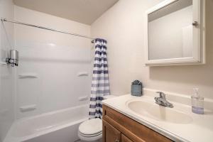 Koupelna v ubytování Your Vegas Home From Home! Sleeps 6!