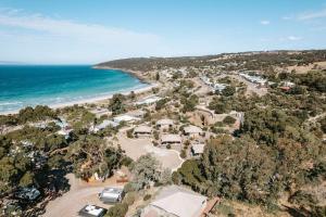 een luchtzicht op het strand en de oceaan bij Seafront Holiday Park Kangaroo Island in Penneshaw