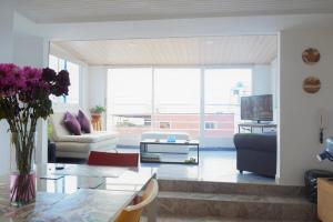 a living room with a couch and a table at Apto 301 - Remodelado, iluminado y buena vista - Casa Orquídeas in Fusagasuga