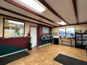 ein großes Zimmer mit einer Theke in einem Geschäft in der Unterkunft Regal Inn Las Vegas New Mexico in Las Vegas