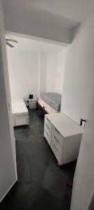 ein Zimmer mit zwei Betten und ein Zimmer mit zwei Theken in der Unterkunft Apartamento em Guaruja Enseada in Guarujá