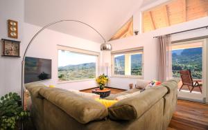 Family friendly house with a swimming pool Svirce, Hvar - 23989にあるシーティングエリア