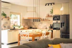 Family friendly house with a swimming pool Svirce, Hvar - 23989にあるキッチンまたは簡易キッチン