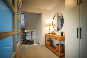 SvirčeにあるFamily friendly house with a swimming pool Svirce, Hvar - 23989のギャラリーの写真 +24枚の写真