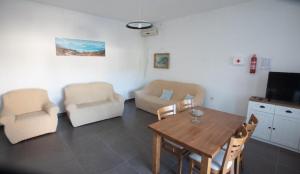 Televisyen dan/atau pusat hiburan di Family friendly house with a swimming pool Selca, Brac - 23995