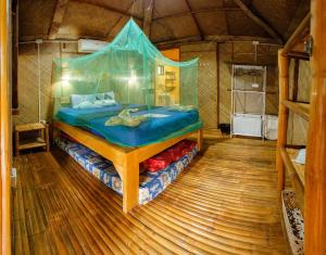 מיטה או מיטות בחדר ב-Camotes-Hidden-Huts