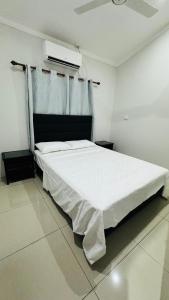 Giường trong phòng chung tại Lux Apartments