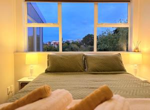 Postelja oz. postelje v sobi nastanitve Spacious & Secluded Bush-View Suite in Kohimarama