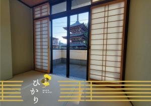 高山古都ひかり2的建筑景客房的海报