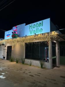 a hotel vale building with lights on it at night at Hotel Valle in Patrocínio