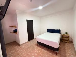 een slaapkamer met een wit bed en een zwarte deur bij Hotel Casa Caracol in Isla Mujeres +17 foto's