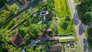an overhead view of a village with houses and a road at Chácara Aconchegante para COP 30 in Belém