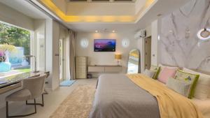 une chambre avec un grand lit et un lavabo dans l'établissement Beachfront Luxury villa near Banyan Tree, à Layan Beach 46 autres photos