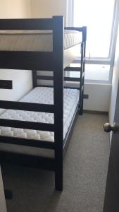 two bunk beds in a room with a window at Departamento Familiar con vista al Mar in Viña del Mar