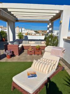 a patio with a bench on a roof at Torremar 81 Exclusivo apartamento con terraza in Torre de la Horadada
