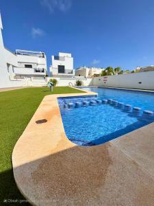 a swimming pool in front of a building at Torremar 81 Exclusivo apartamento con terraza in Torre de la Horadada