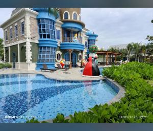 une maison avec une grande piscine devant dans l'établissement Wonderland Hồ Tràm - Villa 2 PN QD22, à Ho Tram