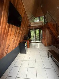 Телевизор и/или развлекательный центр в El Nido del Tucan Rio Celeste