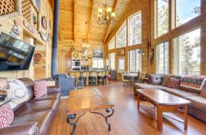 una sala de estar con un sofá y una mesa en Modern Family Cabin with Deck, BBQ, Views and Playroom, en Duck Creek Village