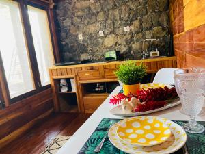 a kitchen with a table with two plates of food at Valdivia Homes 2 - Principe in São João