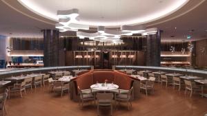 大園区にあるHyatt Regency Taoyuan International Airportのテーブルと椅子とバーのあるレストラン