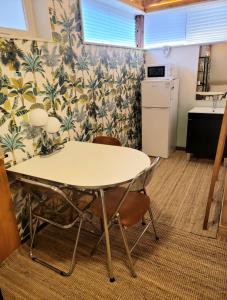 首尔'Hanok Hanok' Boutique stay Hotel Seoul - 2min from Gyeongbokgung Palace station的房间里有一张桌子和几把椅子的厨房