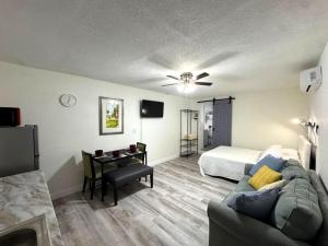 タンパにあるSpacious Suite in Tampaのソファ、ベッド、テーブルのあるリビングルーム