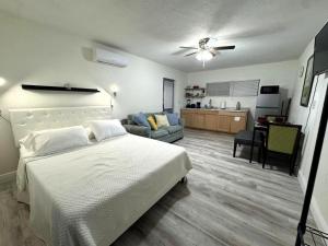 タンパにあるSpacious Suite in Tampaのベッドとリビングルームのある寝室