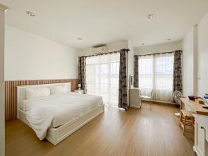 Ένα ή περισσότερα κρεβάτια σε δωμάτιο στο บ้านเลียบโขง@นครพนม