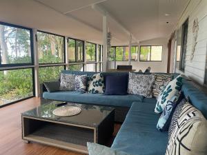 Posezení v ubytování Pet friendly beachfront home- sleeps 8
