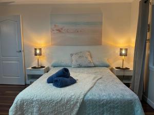Postel nebo postele na pokoji v ubytování Pet friendly beachfront home- sleeps 8