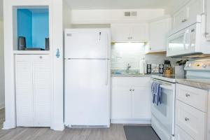 Dapur atau dapur kecil di Cabana 213 on the Carolina Beach Boardwalk +27 gambar