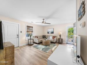 TV a/nebo společenská místnost v ubytování Twin Tides Beach House Carolina Beach - Unit 2