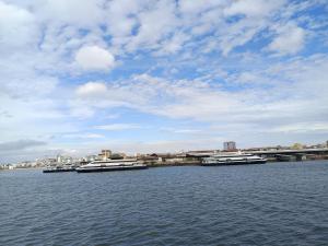 three boats are docked in the water on a river at MCR Barreiro - O Limoeiro in Lavradio