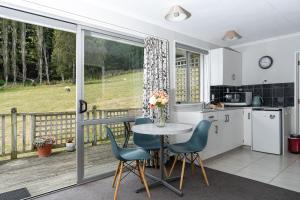 eine Küche und ein Esszimmer mit Tisch und Stühlen in der Unterkunft Roselle Farm Cottage in Portobello