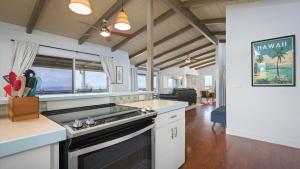 Kuchyň nebo kuchyňský kout v ubytování Walua Hale, By The Trail