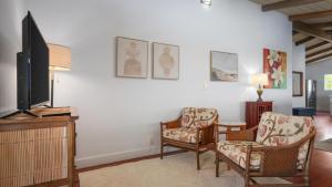 Et tv og/eller underholdning på Walua Hale, By The Trail