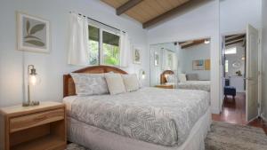 Postel nebo postele na pokoji v ubytování Walua Hale, By The Trail