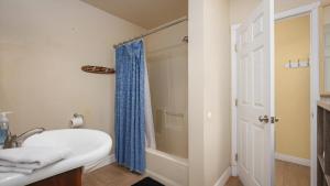 Koupelna v ubytování Walua Hale, By The Trail + 37 fotografií