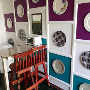 a room with a table and plates on the wall at Kristel Rooms in Quepos