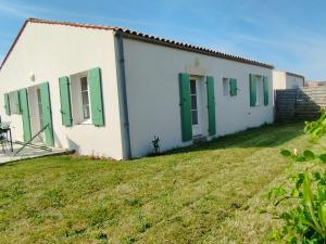a white house with green shutters and a yard at Maison rénovée Saint-Denis, proche océan, jardin, parking - FR-1-778-43 in Saint-Denis-dʼOléron