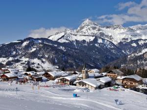 a town in the snow with mountains in the background at Appartement moderne 4 pers. avec terrasse sud - FR-1-733-165 in Cohennoz