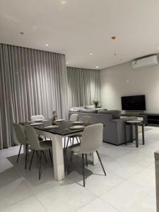 a living room with a table and chairs and a couch at شقة حديثة مودرن 3 غرف وصالة a9 in Riyadh