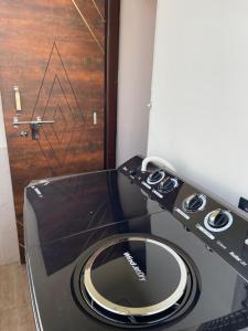 Η κουζίνα ή μικρή κουζίνα στο 7 Premium Flats Homely Comfort with Hotel-Like Luxury