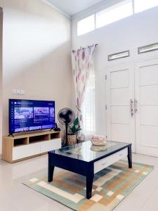 TV a/nebo společenská místnost v ubytování SYARIAH - Beautiful 3BR Home - 8 min from Centre by Sakura + 37 fotografií