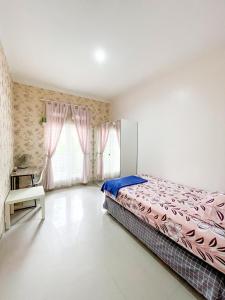 Postel nebo postele na pokoji v ubytování SYARIAH - Beautiful 3BR Home - 8 min from Centre by Sakura